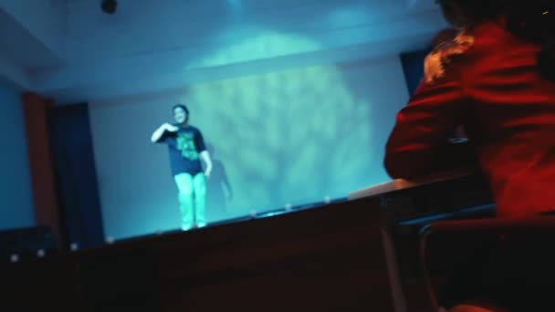 Interprète Sur Scène Avec Éclairage Bleu Dramatique Projection Abstraite Fond — Video