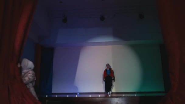 Performer Palco Com Holofotes Cenário Teatro Minimalista Dentro Escola — Vídeo de Stock
