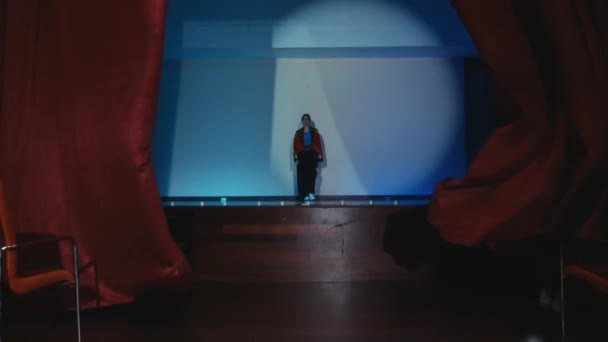 Performer Στη Σκηνή Φώτα Της Δημοσιότητας Πολύχρωμο Κοστούμι Θεατρικό Σκηνικό — Αρχείο Βίντεο