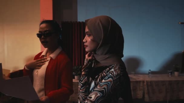 Професійні Жінки Нараді Одягнені Хіджаб Обговорюють Документи Офісному Приміщенні Вночі — стокове відео
