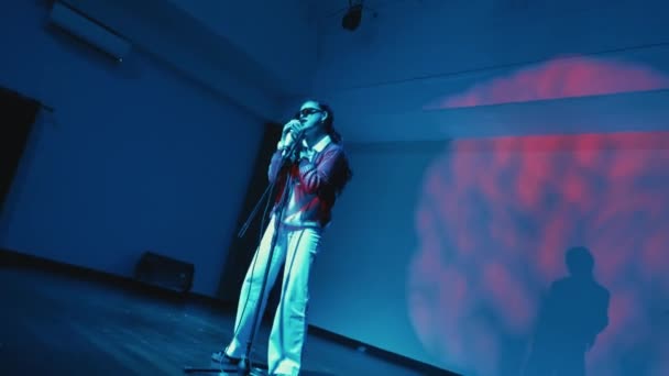 一个人在舞台上唱着蓝色灯光和影子的人物形象 — 图库视频影像