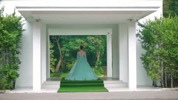 Pavilhão Branco Moderno Com Telhado Verde Situado Cenário Exuberante Floresta — Vídeo de Stock