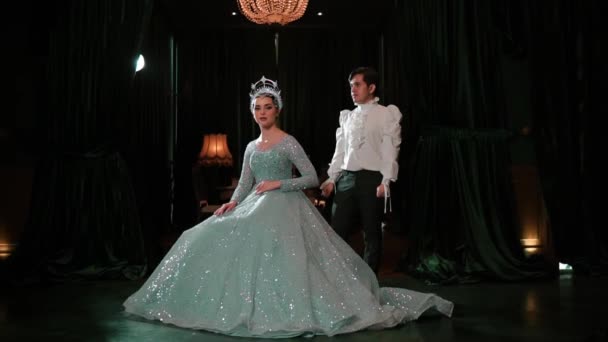 Kraliyet Kıyafetleri Içinde Zarif Bir Çift Gece Boyunca Dramatik Işıklandırmayla — Stok video