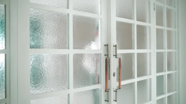 Homem Visto Através Porta Vidro Texturizado Interior Moderno Casa Durante — Vídeo de Stock