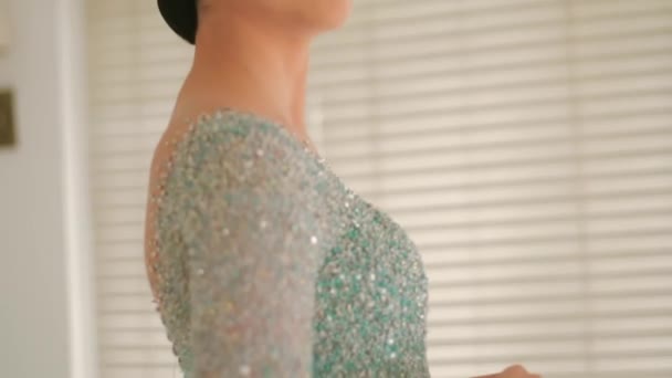 Elegant Kvinde Mousserende Kjole Med Lukkede Øjne Roligt Udtryk Indendørs – Stock-video