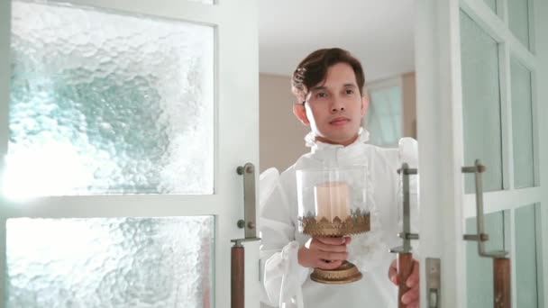 Hombre Camisa Blanca Sosteniendo Una Linterna Vela Entrando Una Habitación — Vídeo de stock