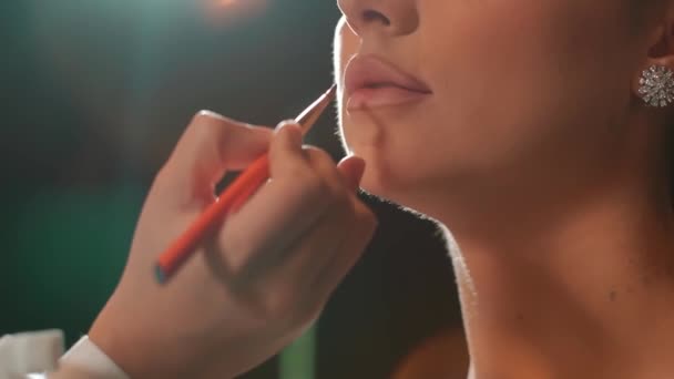 Close Uma Mulher Aplicando Batom Com Foco Seus Lábios Beleza — Vídeo de Stock