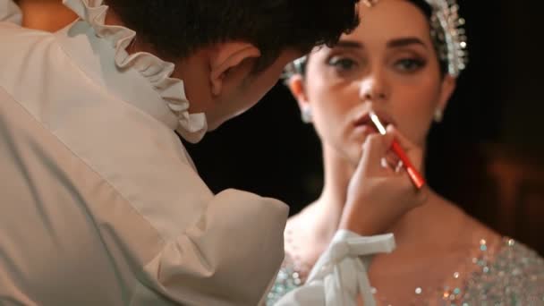 Maquiagem Artista Aplicando Batom Modelo Feminino Traje Elegante Com Uma — Vídeo de Stock