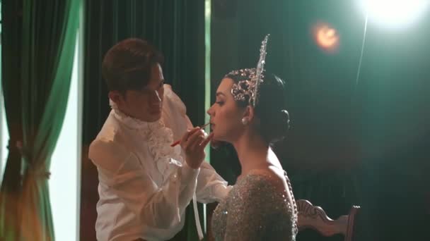 Casal Elegante Realizando Uma Dança Holofotes Cortinas Palco Fundo Durante — Vídeo de Stock