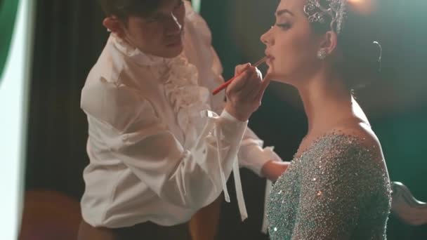 Artista Maquiagem Elegante Aplicando Batom Uma Mulher Glamourosa Vestido Espumante — Vídeo de Stock