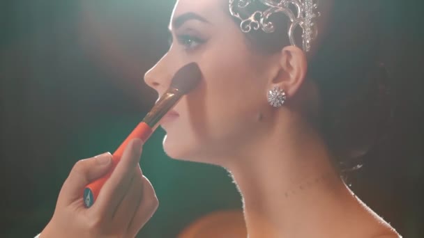 Elegante Donna Che Applica Trucco Con Pennello Concentrato Sereno Con — Video Stock