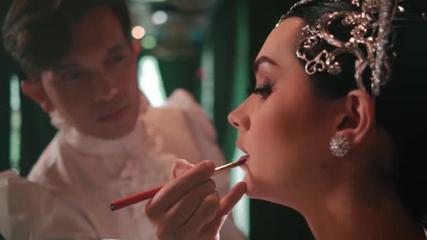 Maquiagem Artista Aplicando Cosméticos Para Artista Nos Bastidores Antes Show — Vídeo de Stock