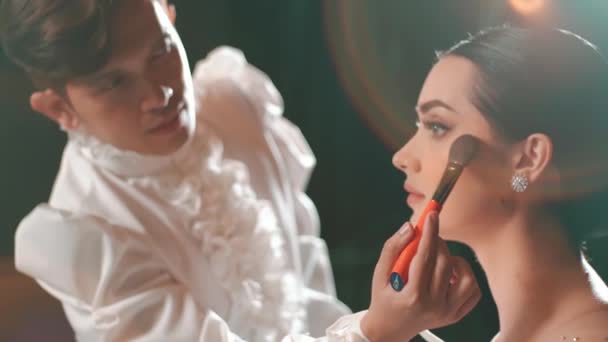 Truccatore Applicando Cosmetici Modello Con Pennello Sessione Bellezza Focalizzata Professionale — Video Stock