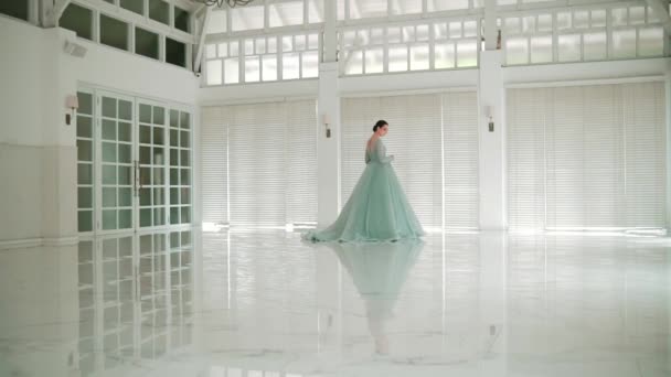 Елегантна Балерина Танцює Світлому Просторому Залі Великими Вікнами Відбиваючою Підлогою — стокове відео