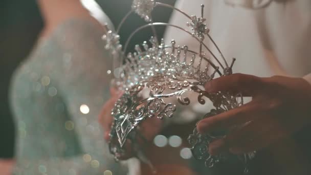 輝くティアラを保持するエレガントな花嫁は 日中の結婚式の準備と豪華さを象徴しています — ストック動画