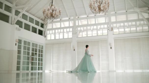 Mujer Elegante Vestido Que Fluye Caminando Hall Luminoso Espacioso Con — Vídeo de stock