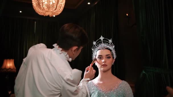 Maquillaje Artista Que Aplica Cosméticos Una Mujer Vestido Brillante Tiara — Vídeo de stock
