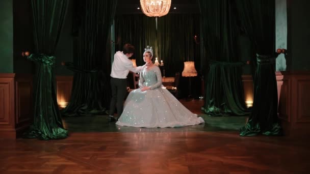 Κομψό Ζευγάρι Χορεύει Μια Αίθουσα Χορού Γυναίκα Τιάρα Και Φόρεμα — Αρχείο Βίντεο