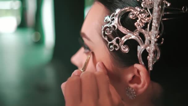 Mujer Que Aplica Maquillaje Con Accesorios Para Cabello Adornado Durante — Vídeos de Stock