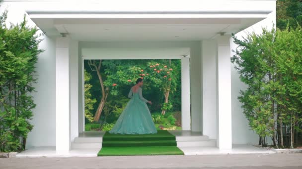 Elegante Vrouw Een Groene Jurk Een Wit Tuinhuisje Omgeven Door — Stockvideo