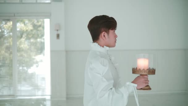 Mann Weißen Hemd Mit Brennender Kerze Einem Ruhigen Hellen Raum — Stockvideo