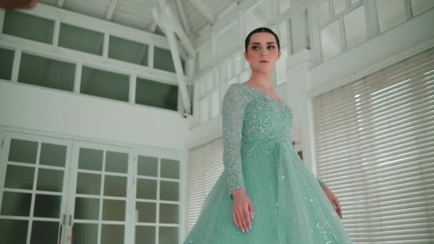 Κομψή Μπαλαρίνα Τιρκουάζ Φόρεμα Φωτεινό Δωμάτιο Μεγάλα Παράθυρα Και Λευκό — Αρχείο Βίντεο