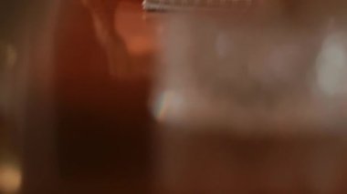 Çizim defterine çizim yapan yaratıcı bir insanın yakın plan fotoğrafı. Kağıt üzerinde sanatsal dokunuşlar yapan bir kalem tutmanın ayrıntıları. Sanat, eğitim ve yaratıcılık kavramı.