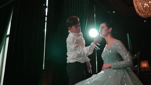 Couple Élégant Dansant Dans Une Salle Bal Faiblement Éclairée Avec — Video