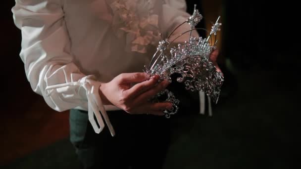 Человек Держащий Руках Украшенную Серебряную Тиару Потенциальный Свадебный Аксессуар Крупный — стоковое видео