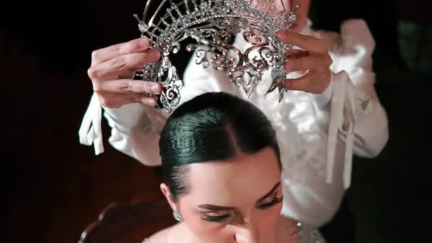 Mulher Elegante Sendo Coroada Com Uma Tiara Simbolizando Realização Realeza — Vídeo de Stock