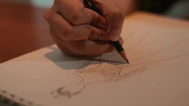 Крупный План Руки Человека Рисующего Спиральном Блокноте Неглубокой Глубиной Резкости — стоковое видео