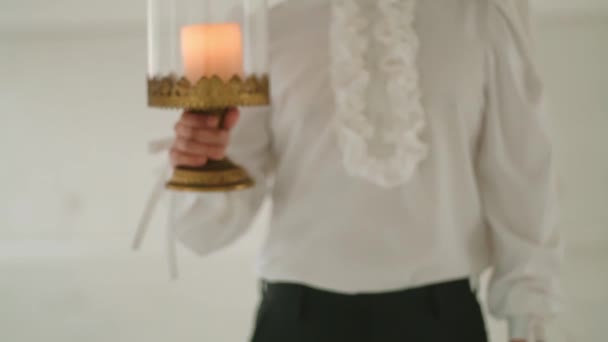 Людина Елегантному Вбранні Тримає Свічку Акцентом Обрізану Сорочку Старовинну Лампу — стокове відео