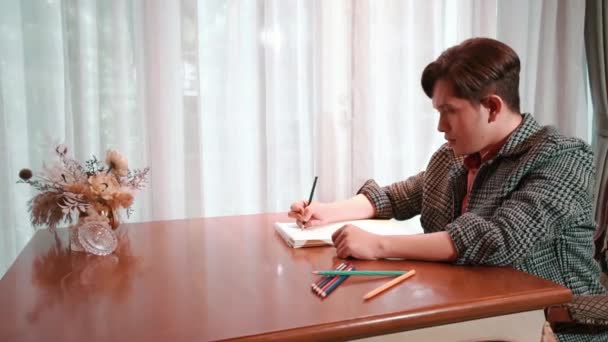 Homem Traje Casual Escrevendo Notebook Casa Com Lápis Coloridos Mesa — Vídeo de Stock