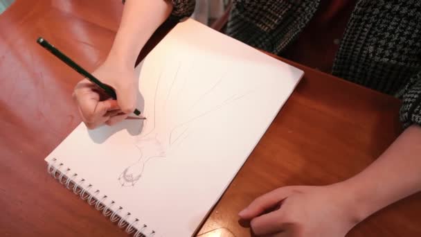 Primer Plano Una Persona Dibujando Cuaderno Sobre Una Mesa Madera — Vídeos de Stock