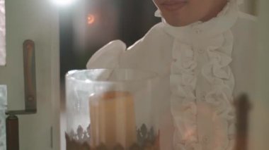 Arka ışığı olan düşünceli bir adamın portresi aydınlatma efekti yaratıyor, gündüz vakti iç gözlem ve karamsarlığı iletiyor.