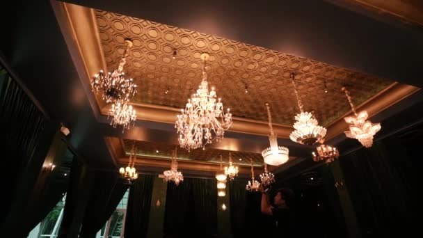 Zarif Avizeler Dekoratif Bir Tavandan Sarkan Sıcak Işıklar Gece Boyunca — Stok video