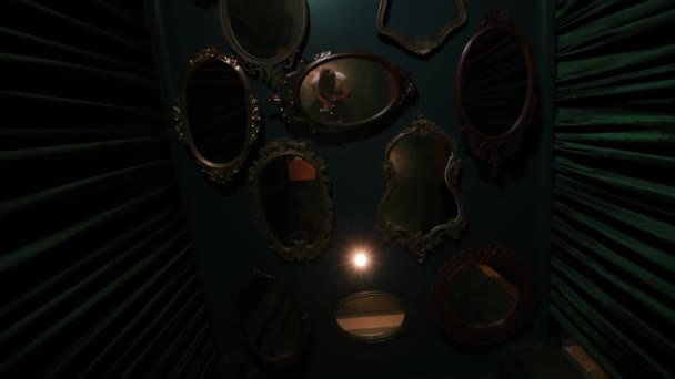 陈腐的镜子挂在有戏剧性灯光的泪墙上 夜间营造出一种怪异而神秘的气氛 — 图库视频影像