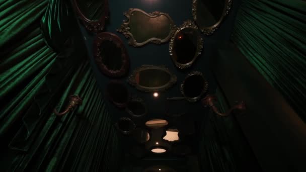 陈腐的镜子挂在有戏剧性灯光的泪墙上 夜间营造出一种怪异而神秘的气氛 — 图库视频影像