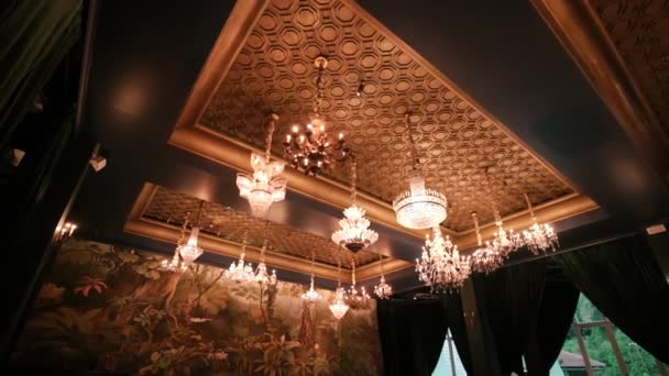 Lustres Elegantes Pendurados Teto Decorativo Uma Sala Vintage Com Iluminação — Vídeo de Stock