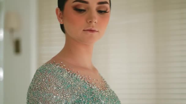 グリーンレースのドレスに女性の手を閉じ 日中のエレガンスとファッションの詳細に焦点を当てたバックグラウンド — ストック動画
