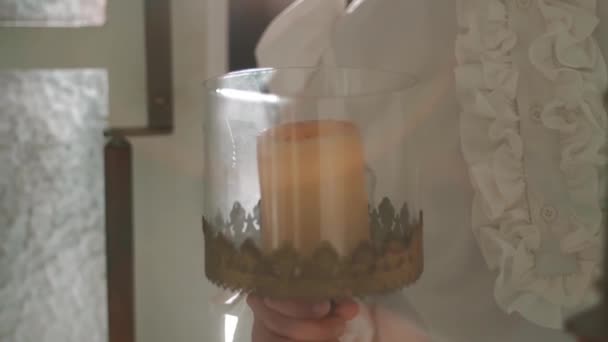 Крупним Планом Людини Білій Блузці Наливає Напій Склянку Яким Освітленням — стокове відео