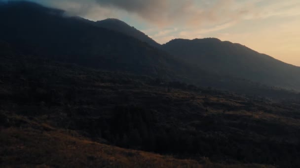 Majestueuse Chaîne Montagnes Crépuscule Avec Des Ombres Claires Douces Sur — Video