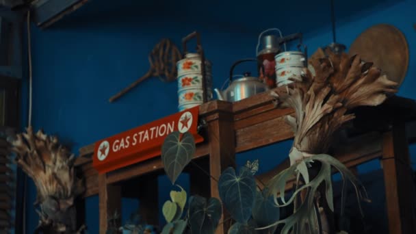 Vintage Tankstation Memorabilia Een Plank Tegen Een Blauwe Muur Roepen — Stockvideo