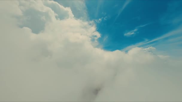 Expansieve Blauwe Lucht Met Pluizige Witte Wolken Ideaal Voor Achtergrond — Stockvideo