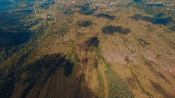 Engebeli Bir Arazinin Havadan Görünüşü Gün Işığında Çeşitli Arazi Seyrek — Stok video