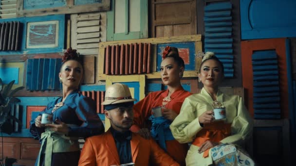Quirky Vintage Grupo Moda Com Fundo Colorido Durante Luz Dia — Vídeo de Stock