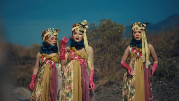 Tre Donne Tradizionale Abbigliamento Balinese Posa All Aperto Con Uno — Video Stock