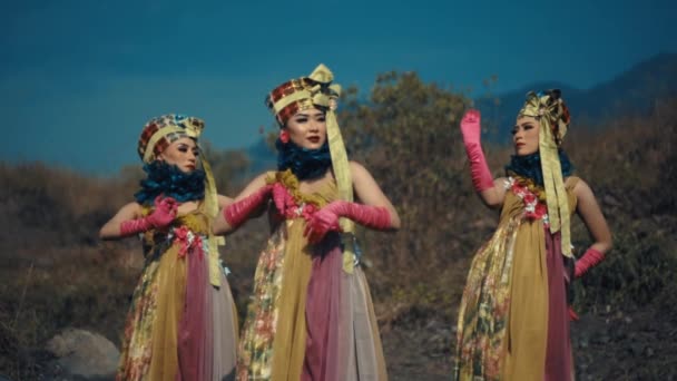 Tre Donne Abbigliamento Tradizionale Che Eseguono Una Danza Culturale All — Video Stock