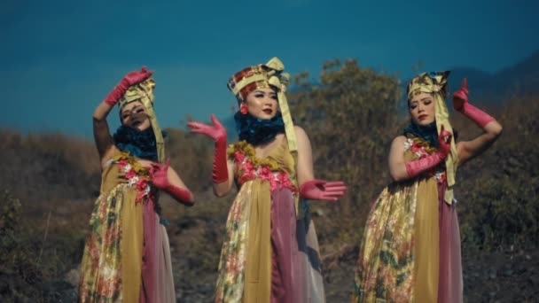 午前中に夕暮れ時に屋外で文化舞踊を行う伝統的なアジアの服装の3人の女性 — ストック動画