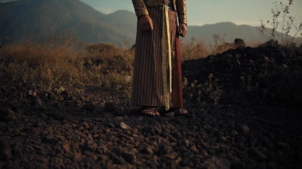 Mulher Vestido Longo Terreno Rochoso Com Montanhas Fundo Anoitecer Durante — Vídeo de Stock